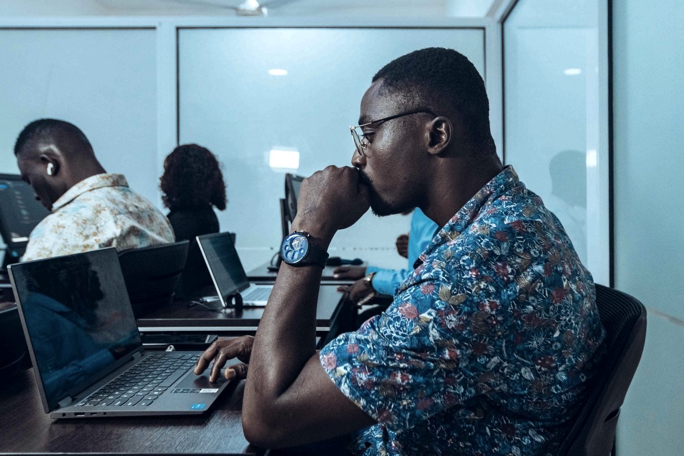 Développeurs au travail dans un atelier logiciel