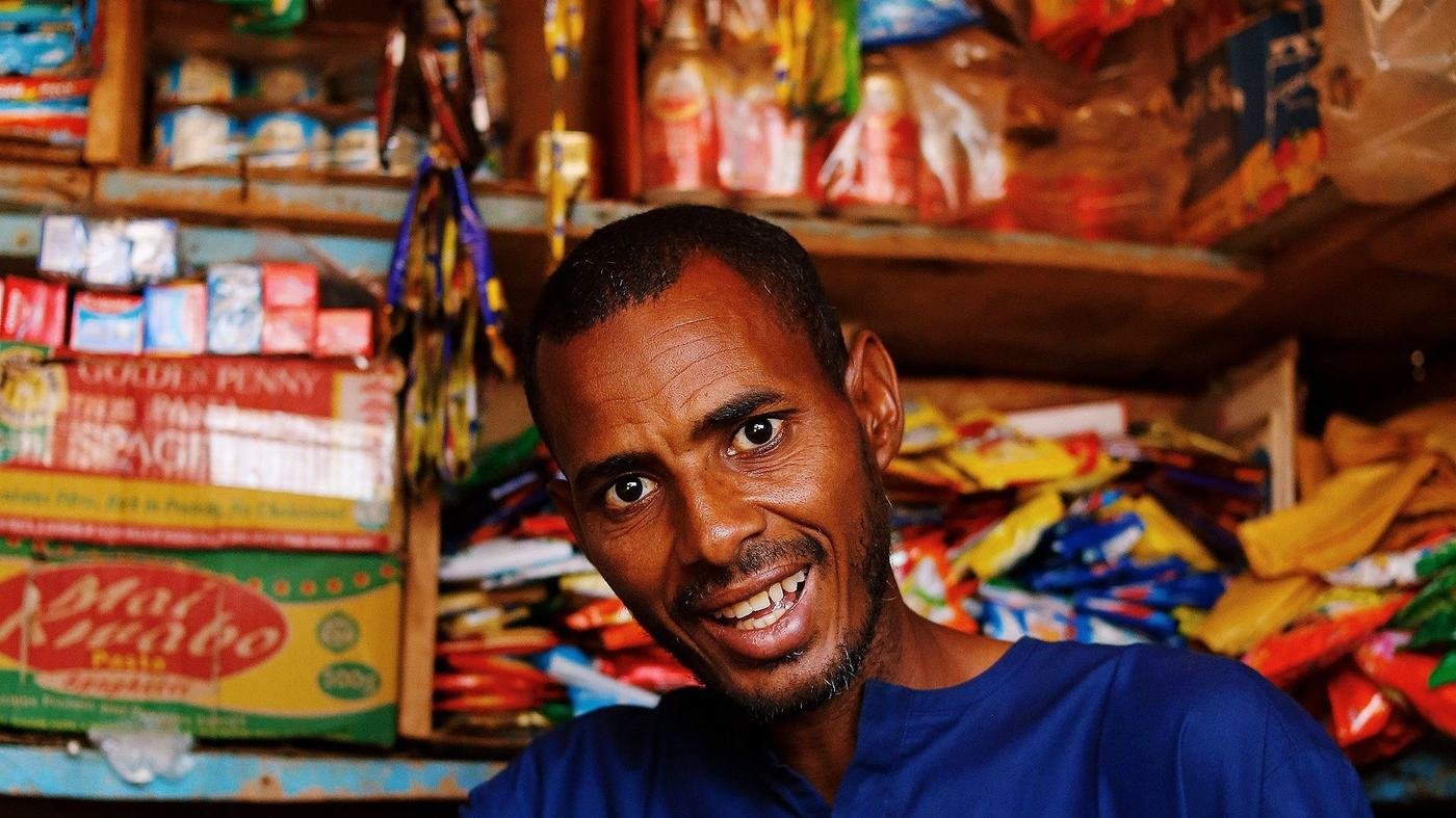 Commerçant dans son épicerie