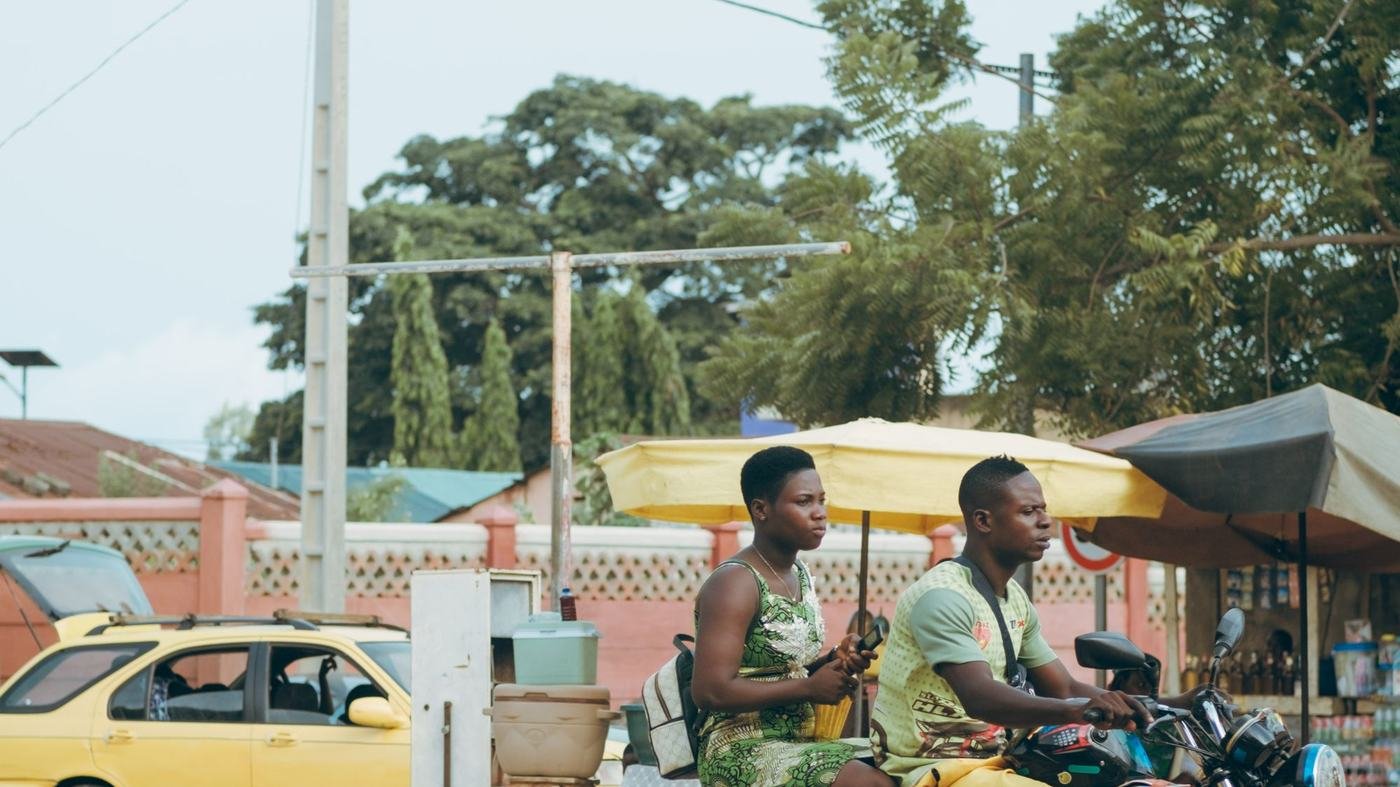 Rue de Cotonou, moto-taxi et circulation