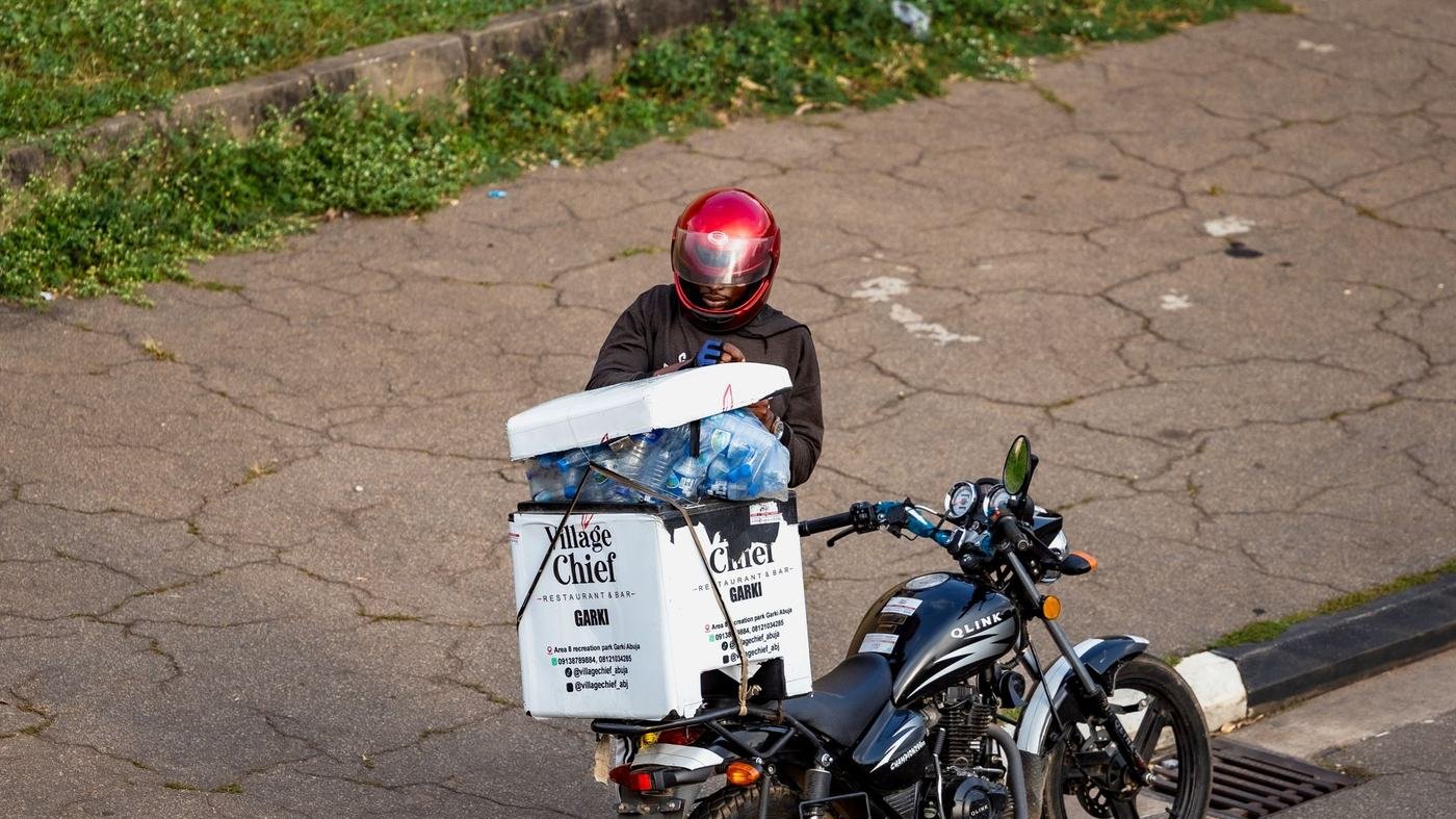 Livreur à moto avec sa caisse de transport