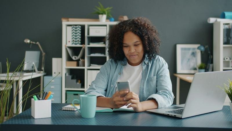 Un smartphone et un ordinateur portable sur un bureau
